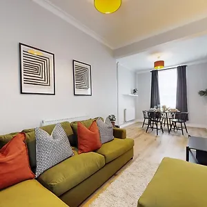 Beautiful 3 Bed In The Heart Of City With Free Parking Holiday home